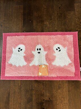 Kassaspa Bathmat for Halloween 21"x34" pink with white ghosts. NEW